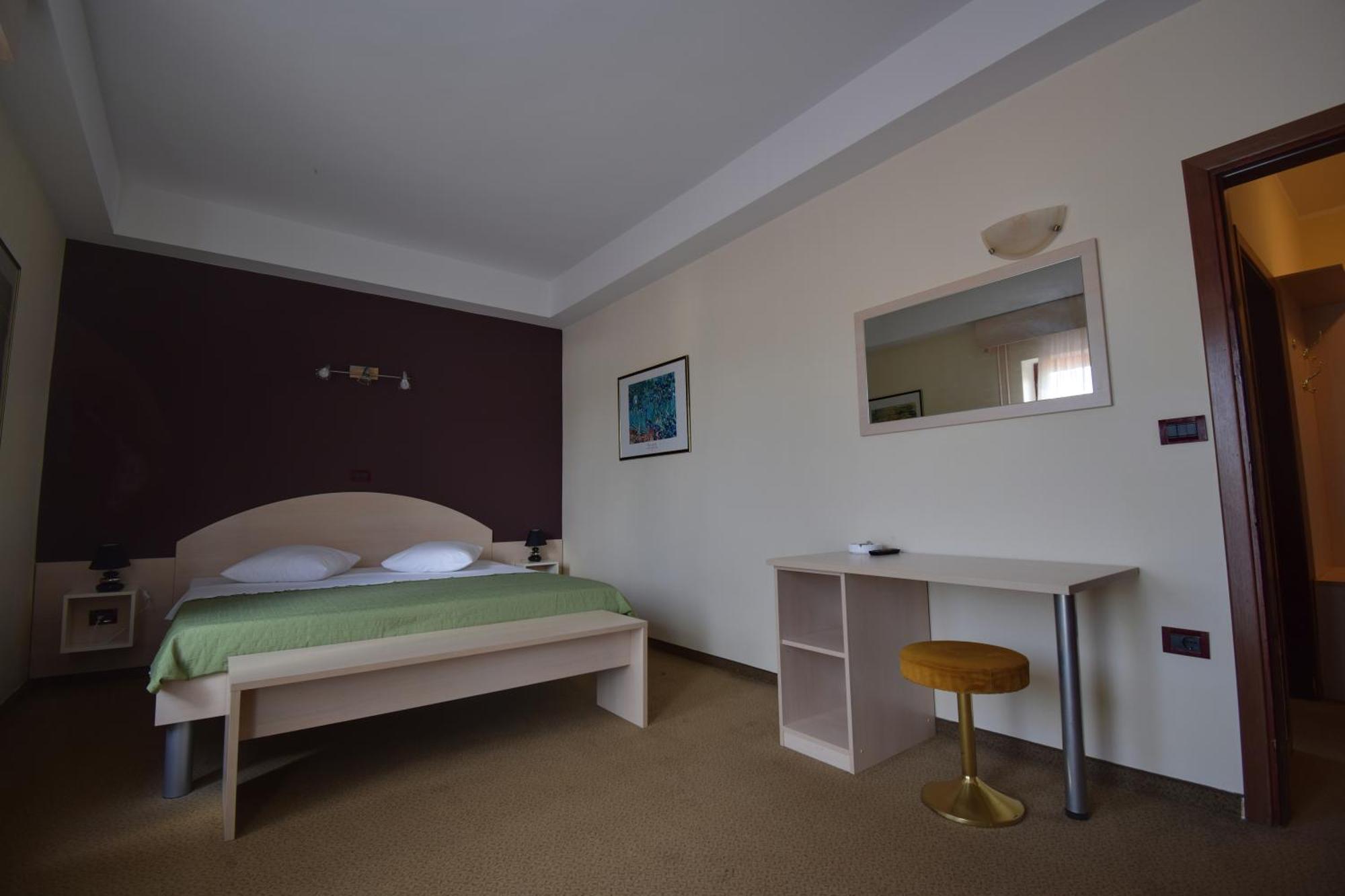 Hotel Zephyr - Plovanija Бує Екстер'єр фото